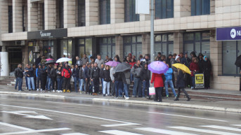 Cekanje u redovima ispred ambasade 