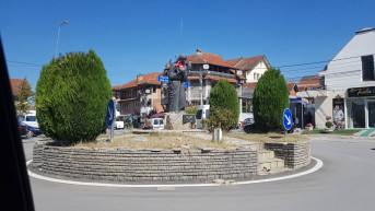 Majka Tereza spomenik u Klini