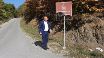 Polomljena tabla ka manastiru Draganac na Kosovu 
