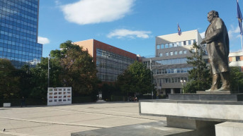 Rugovin spomenik, zgrada Skupštine i Vlade u Prištini