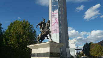 Vlada i spomenik Skenderbegu