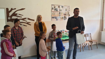 Dodela poklona osnovcima u selu Drijen
