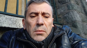 Nikola Manitašević ispred mađarske ambasade 