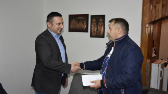 Srđan Popović uručuje pooć porodici Miljković