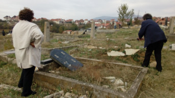 Polomljeni spomenici na orahovačkom groblju