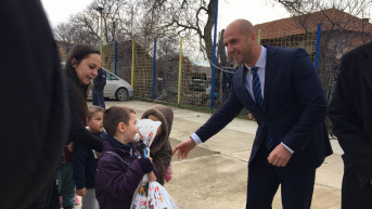 Slavko Simić uručio poklon pakete deci u selima Suvo Grlo i Banje 