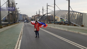 Srpkinja sa srpskom trobojkom na mostu Srpkinja sa srpskom trobojkom na mostu