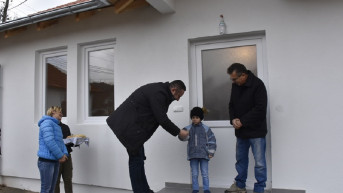 Srđan Popović, dodeljuje ključeve porodici Simić 