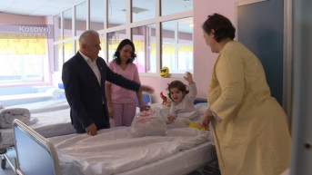 Milorad Arlov u poseti mališanima u bolnici u Severnoj Mitrovici Milorad Arlov u poseti mališanima u bolnici u Severnoj Mitrovici