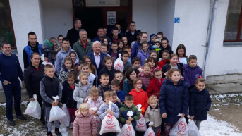 Arlov sa učenicima u selu Banje