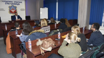 Studenti razgovaraju sa Popovićem 
