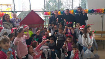 Članovi "Miholjskog zbora" u vrtiću u Ugljaru