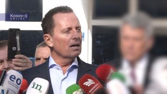 Grenel daje izjavu medijima Grenel daje izjavu medijima