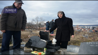 Đokovići pored porušenog spomenika ćerki Jasmini