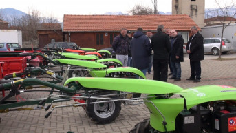 ozarev uručio poljoprivrednu mehanizaciju u Goraždevcu Kozarev uručio poljoprivrednu mehanizaciju u Goraždevcu