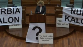Opozicija plakati u parlamentu Kosova
