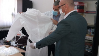 Rakić uručio zaštitne skafandere za zdravstvene radnike KBC Kosovska Mitrovica