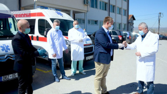 Dejan Pavićević uručuje ključeve sanitetskog vozila dir. ZC u Pasjanu