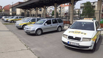 Profi taksi - parkirana kola.jpg