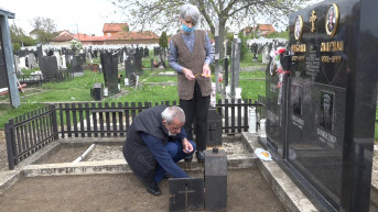 Zorica i Dragisa na grobu svoje dece