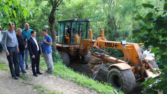 Todić - Obilazak radova na sanaciji puta u selu Gornji Krnjin