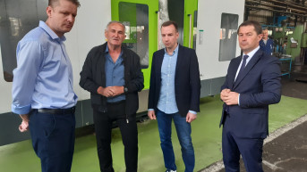 Damjan Jović tokom obilaska fabrike Lola fot u Lešku.jpeg