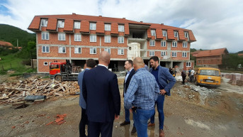 Jović i čelnici opštine Leposavić u obilasku radova na izgradnju učeničkog doma u Lešku.jpg