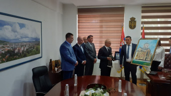 Spirić uručuje platetu Vesiću