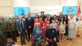 ruski ambasador i deca sa kosova