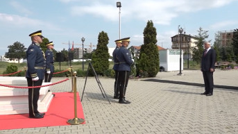 Hašim Tači na grobu Ibrahima Rugove