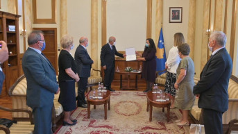 Vjosa Osmani sa kosovskim poslanicima iz 199o. godine.jpg