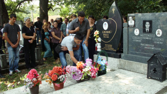 Parastos ubijenoj deci - Na grobu Ivana Jovovića Parastos ubijenoj deci - Na grobu Ivana Jovovića