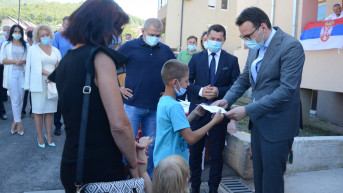Petković uručuje ključeve stanova u Leposaviću
