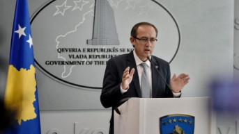 Kosovski premijer pozvao je pravosudne organe da rade svoj posao. Prema njegovim rečima, to je zato što Kosovo već mesecima ima normalnu vladu. „Možda je iznenađujuće da već tri meseca postoji normalna vlada. Već tri meseca postoji normalna vlada, koja ima svoje nadležnosti koje se ne mešaju u pravosuđe. Možda se pitate zašto imamo takav pristup - pravosudni poslovi su odvojeni od vladinih. Pozivam pravosuđe da radi svoj posao nepristrasno, rekao je.