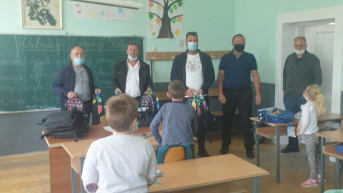 Vitina - Nikolić uručio osnovcima rančeve i školski pribor Vitina - Nikolić uručio osnovcima rančeve i školski pribor