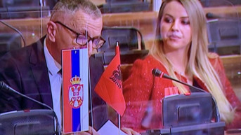 kamberi zastava albanije na sednici
