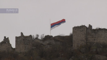 Srpska trobojka na pola koplja - Zvečan Srpska trobojka na pola koplja - Zvečan