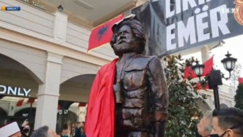 Statua Adema Jašarija u Prizrenu Statua Adema Jašarija u Prizrenu