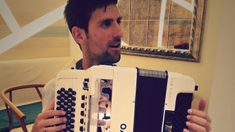 Novak Đoković svira harmoniku