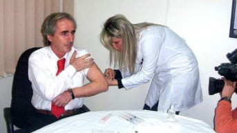 Gaši pred medijima prvi prima vakcinu protiv svinjskog gripa