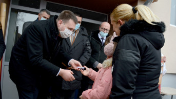 Popadić uručuje ključeve porodici Golubović Popadić uručuje ključeve porodici Golubović