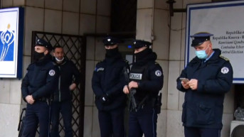 Kosovska policija ispred CIK - a.