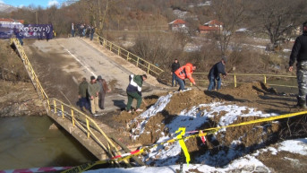 Meštani osposobljavaju most u Kosovskoj Kamenici