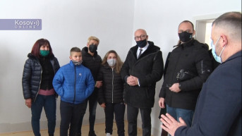 Zvaničnici Srpske liste uručuju ključeve od stana porodici Mirić