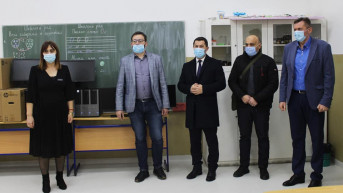 Čelnici opštine i Uprave za Trezor donarila opremu za školu u Leposaviću