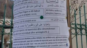 Plakat na albanskom i arapskom jeziku
