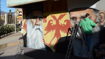 Mural blaženopočivšem patrijarhu Pavlu i mitropolititu Amfilohiju u Severnoj Mitrovici