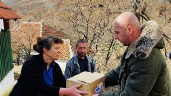 Slavko Simić deli pomoć u MZ Belo Brdo