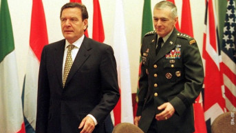 Gerhard Šreder i Vesli Klark 19. maja 1999. u sedištu NATO-a u Briselu