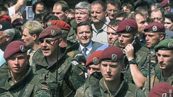 Gerhard Šreder u Prizrenu 23. jula 1999, okružen nemačkim vojnicima